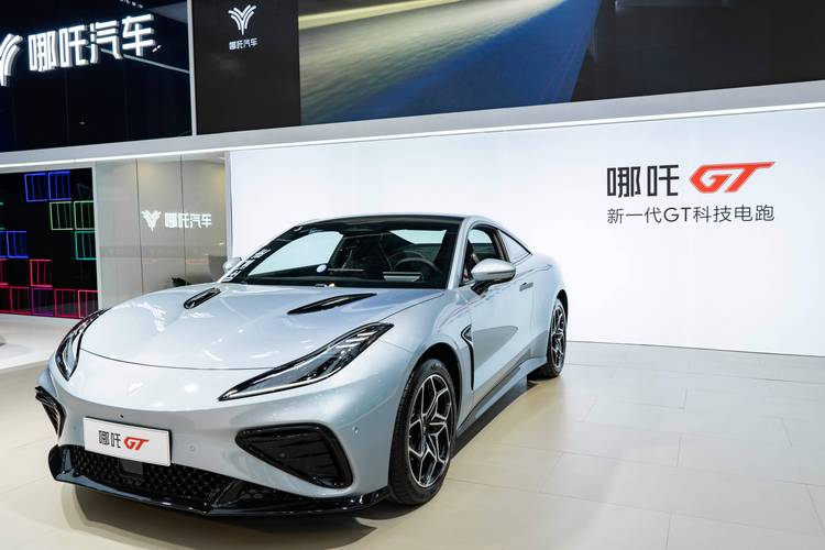 深圳227哪吒汽车在智能汽车领域的表现，领途汽车在新能源汽车市场中的影响力